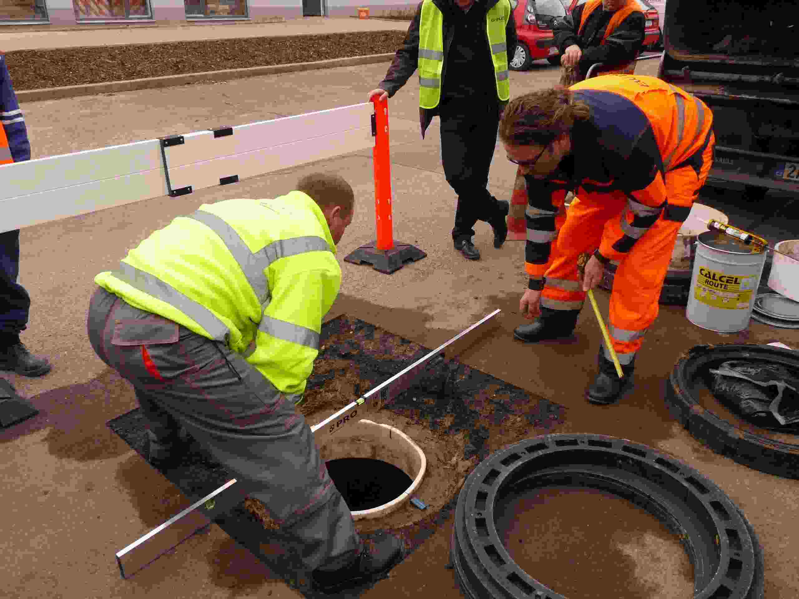 Levná, rychlá rekonstrukce usazení kanalizačního poklopu v Praze s prvky Aquion TVRT - část 1